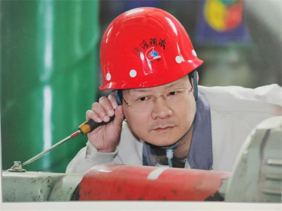 （官網(wǎng)、公眾號(hào)）濟(jì)源鋼鐵王洪杰榮獲“全國(guó)勞動(dòng)模范”稱號(hào)303.jpg